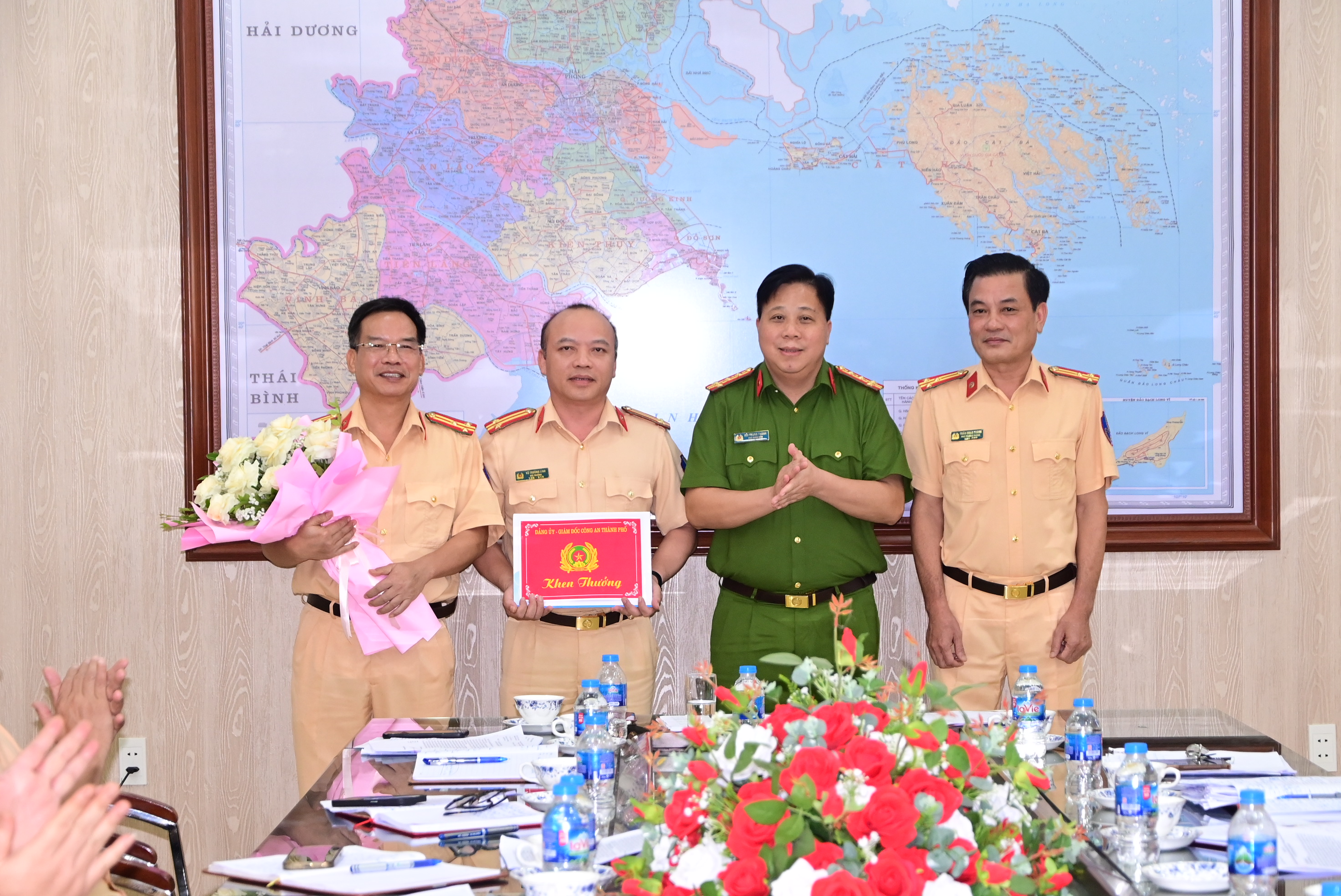 Khen thưởng Đội CSGT số 1 về thành tích phát hiện,  bắt giữ đối tượng tàng trữ ma túy